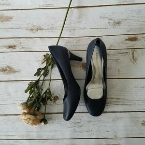 🌱BCBGeneration Women's Navy Blue heels 8.5
